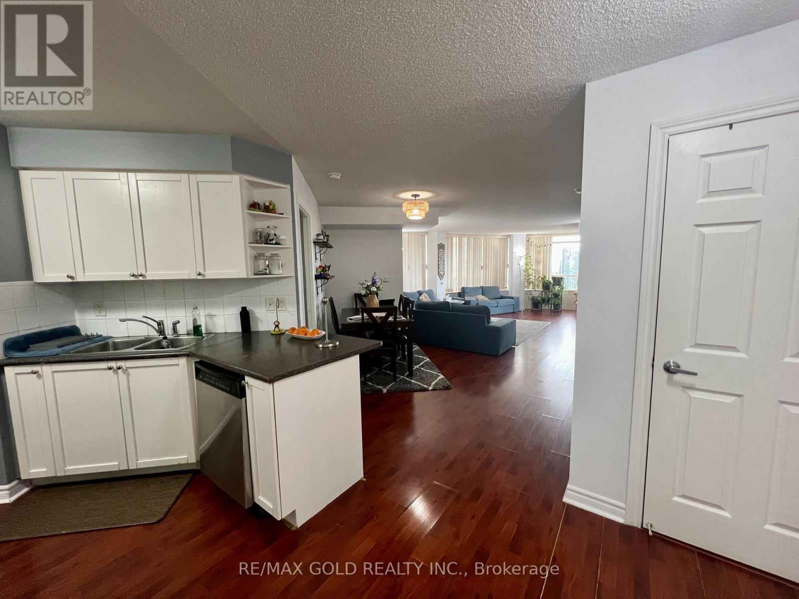 #2207 - 3880 Duke Of York Boulevard, Mississauga, Ontario  L5B 4M7 - Photo 2 - W12462984