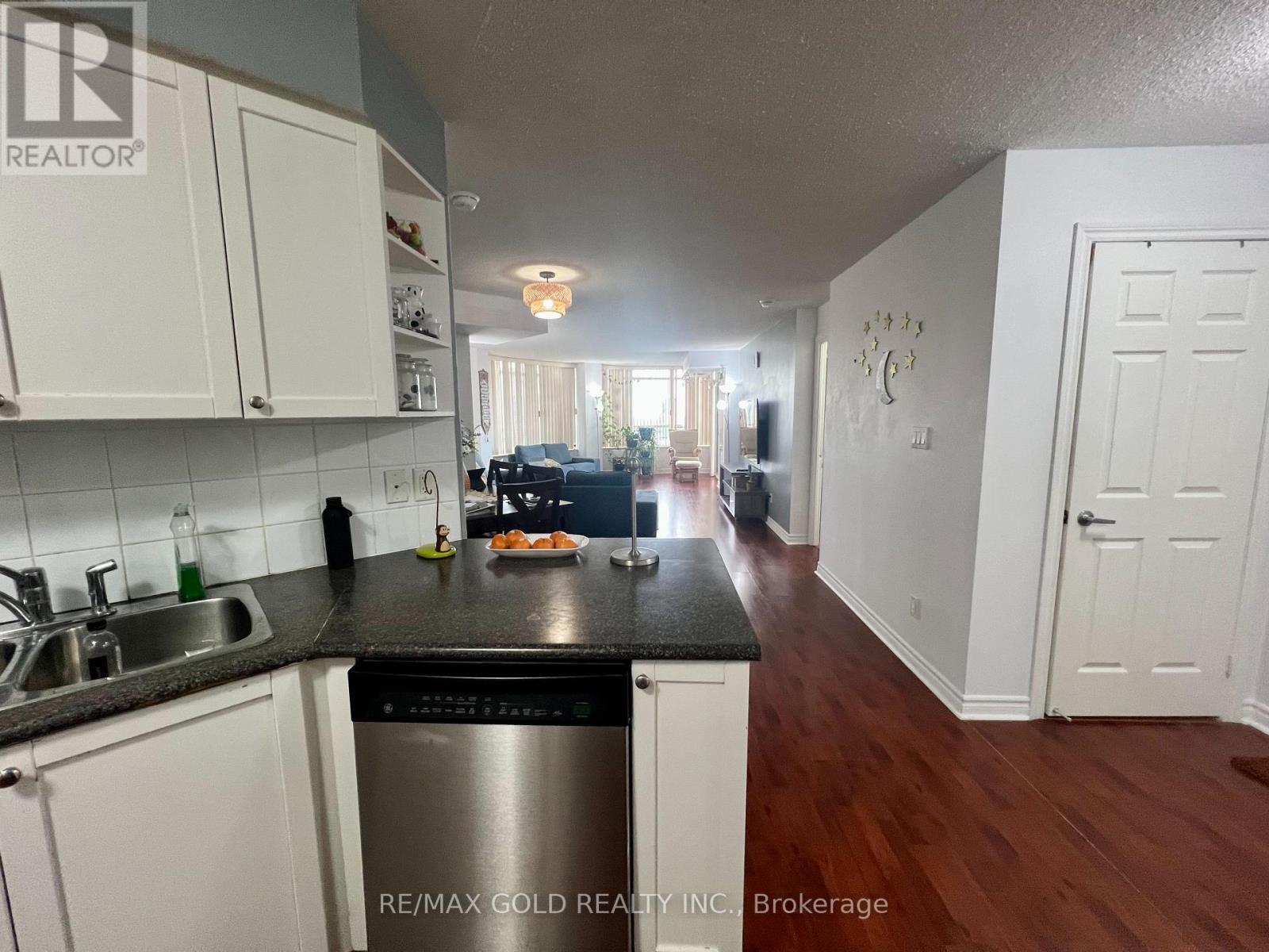 #2207 - 3880 Duke Of York Boulevard, Mississauga, Ontario  L5B 4M7 - Photo 6 - W12462984