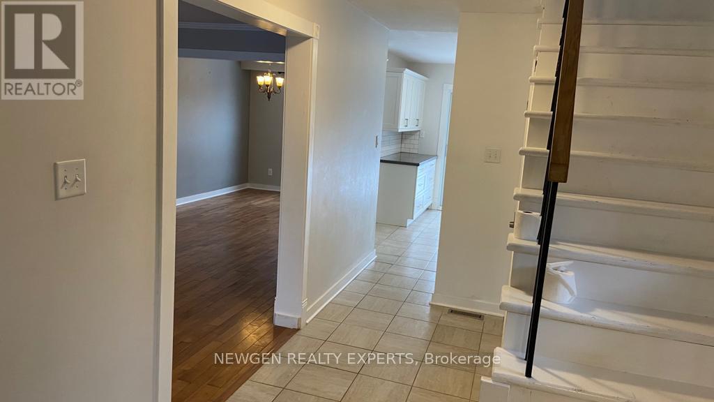 146 Fanshawe Drive, Brampton, Ontario  L6Z 1B1 - Photo 2 - W12462995