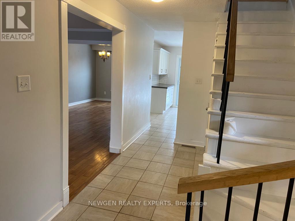 146 Fanshawe Drive, Brampton, Ontario  L6Z 1B1 - Photo 3 - W12462995