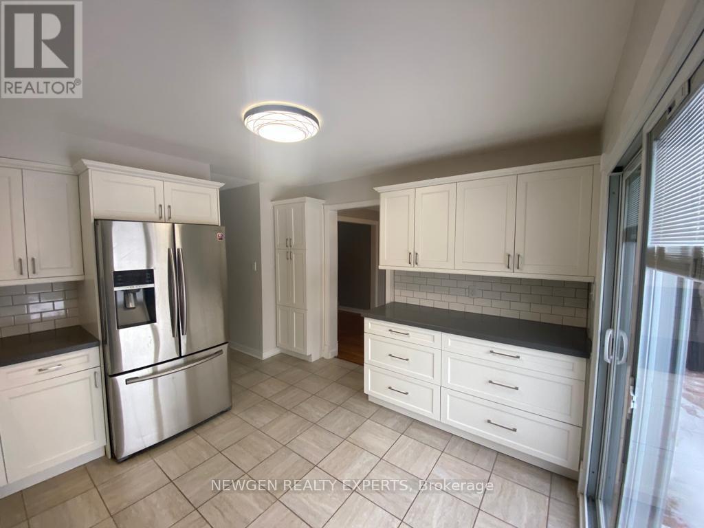 146 Fanshawe Drive, Brampton, Ontario  L6Z 1B1 - Photo 5 - W12462995