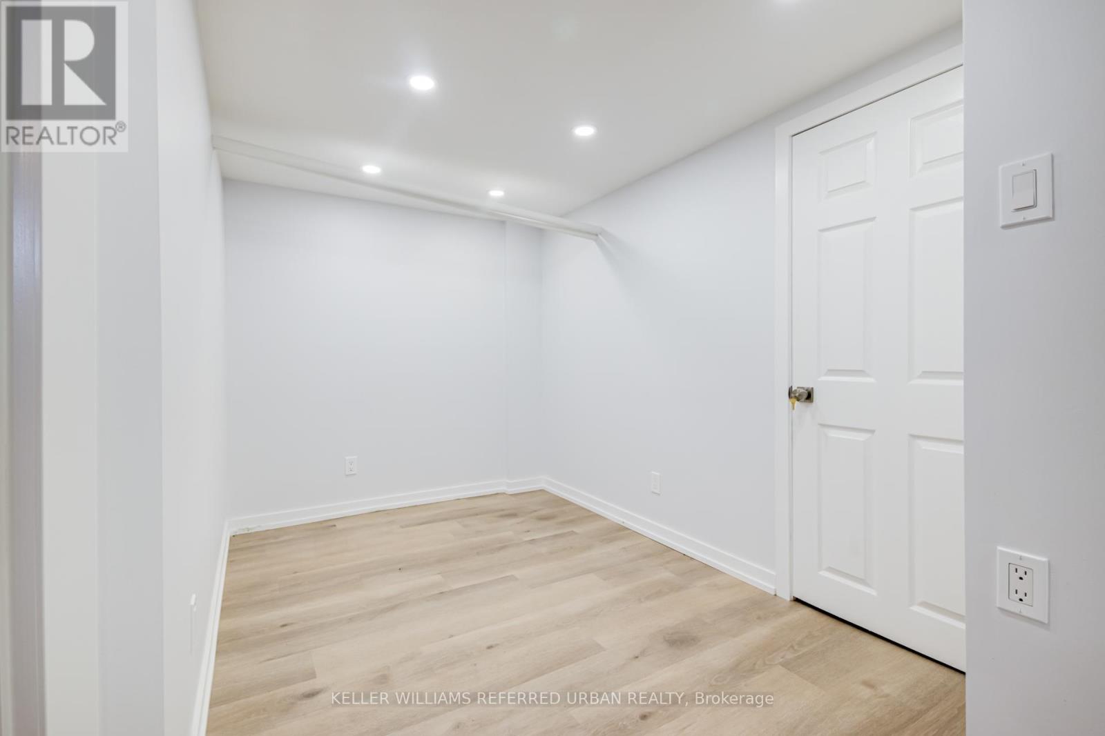 Lower - 2556 Lake Shore Boulevard W, Toronto, Ontario  M8V 1G1 - Photo 16 - W12463000
