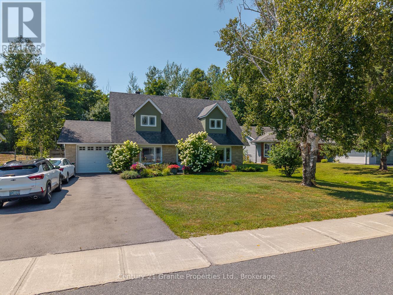 7 Tudhope Street, Parry Sound, Ontario  P2A 2H9 - Photo 3 - X12463241