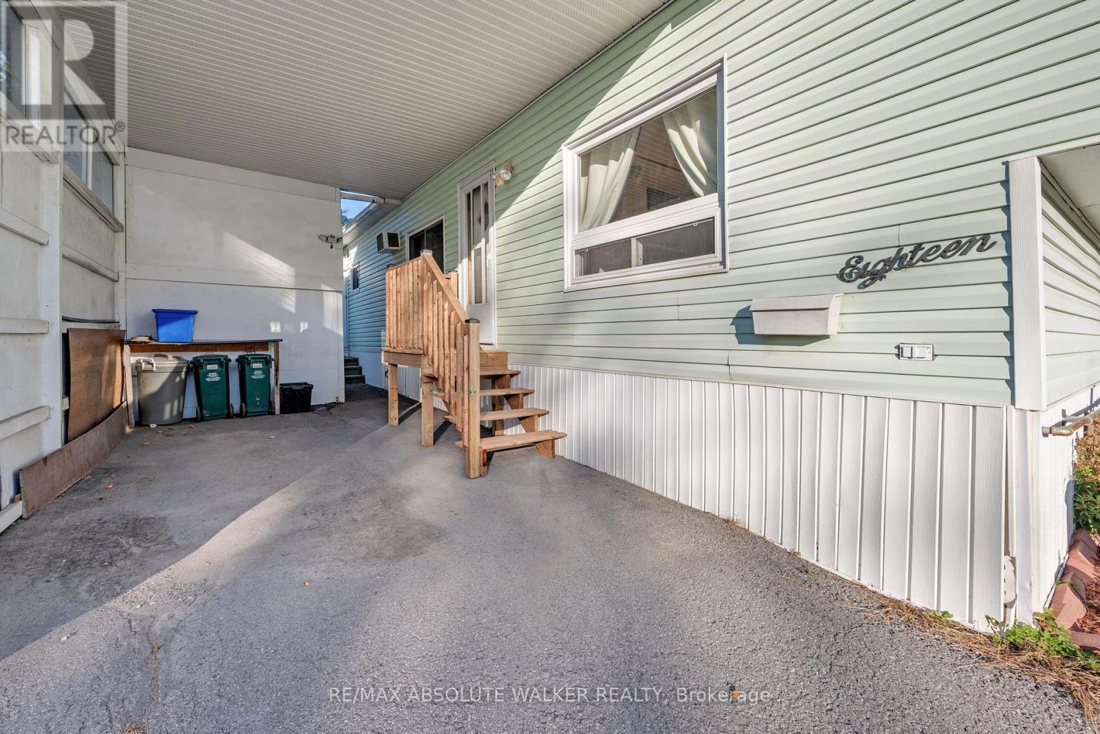 18 Tracy Avenue, Ottawa, Ontario  K2H 7P7 - Photo 2 - X12463168