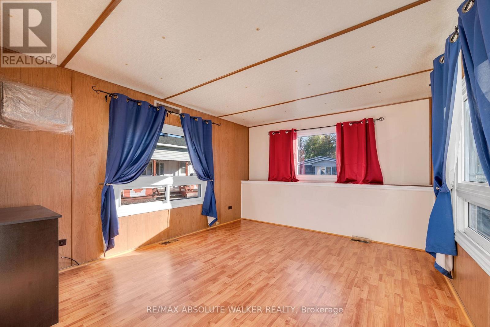 18 Tracy Avenue, Ottawa, Ontario  K2H 7P7 - Photo 3 - X12463168