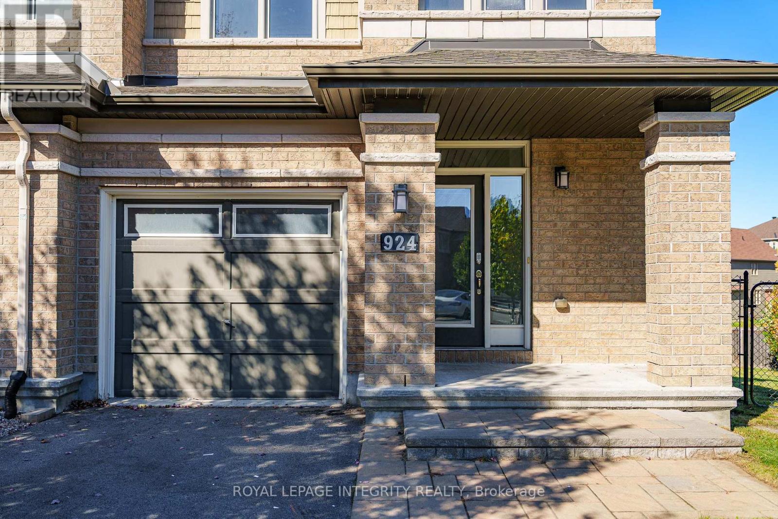 924 Fletcher Circle, Ottawa, Ontario  K2T 0B7 - Photo 2 - X12463248