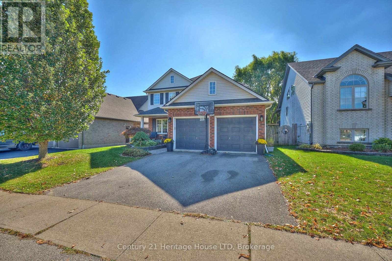 4 Arlene Street, St. Catharines, Ontario  L2S 4C9 - Photo 3 - X12463218