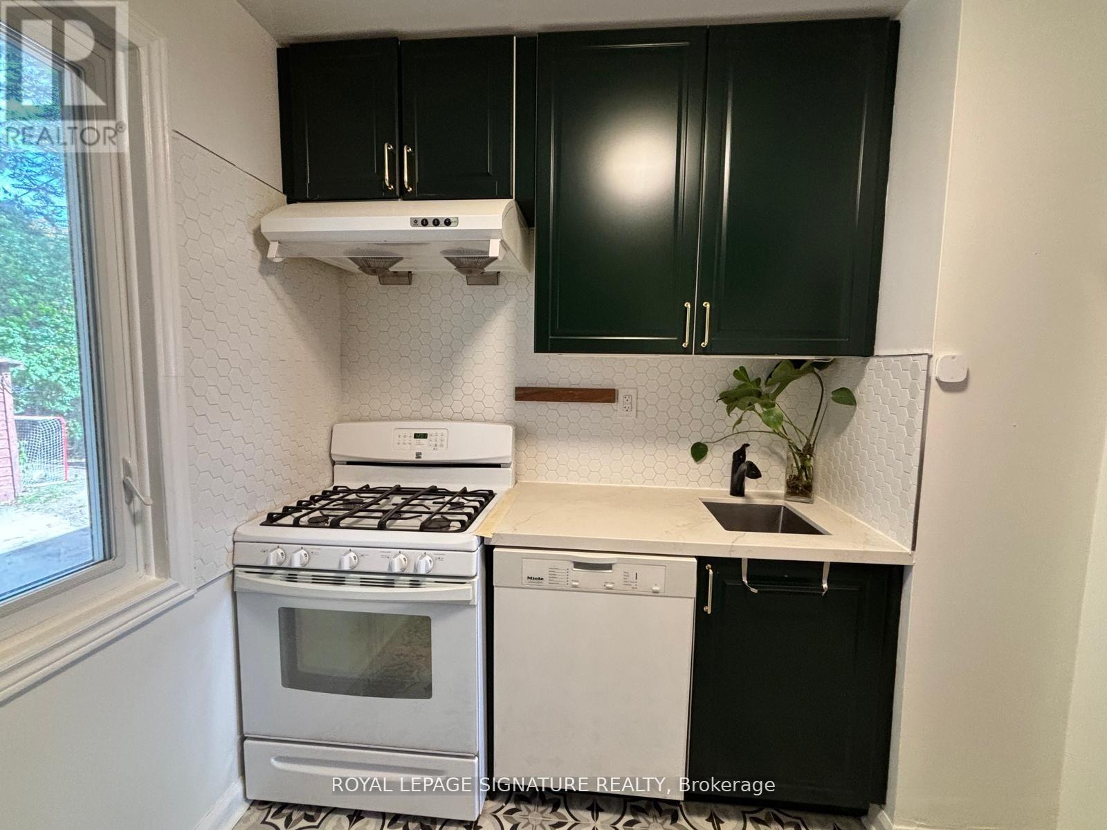 524 Eglinton Avenue E, Toronto, Ontario  M4P 1N6 - Photo 10 - C12463062