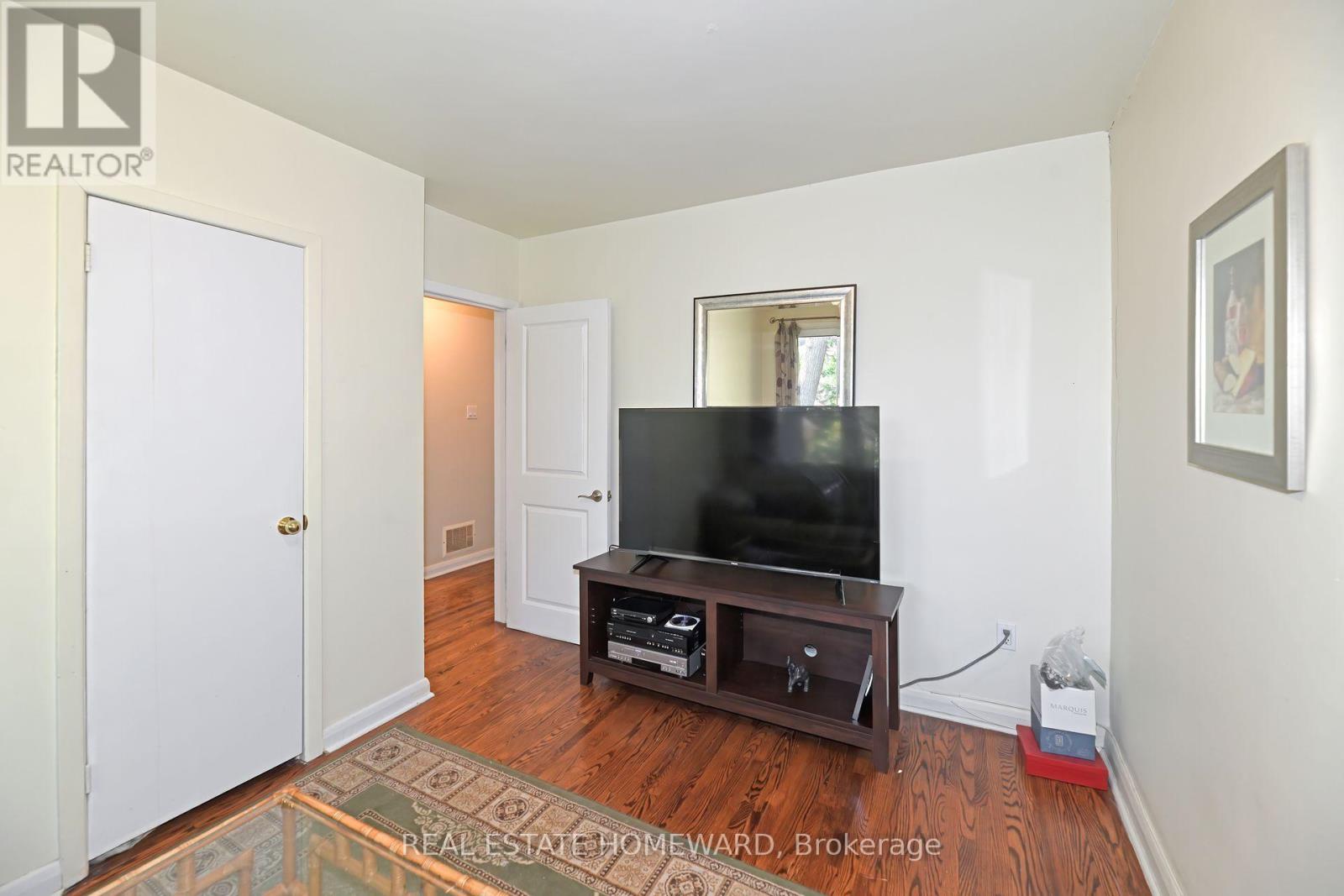 9 RED DEER AVENUE, Toronto, Ontario