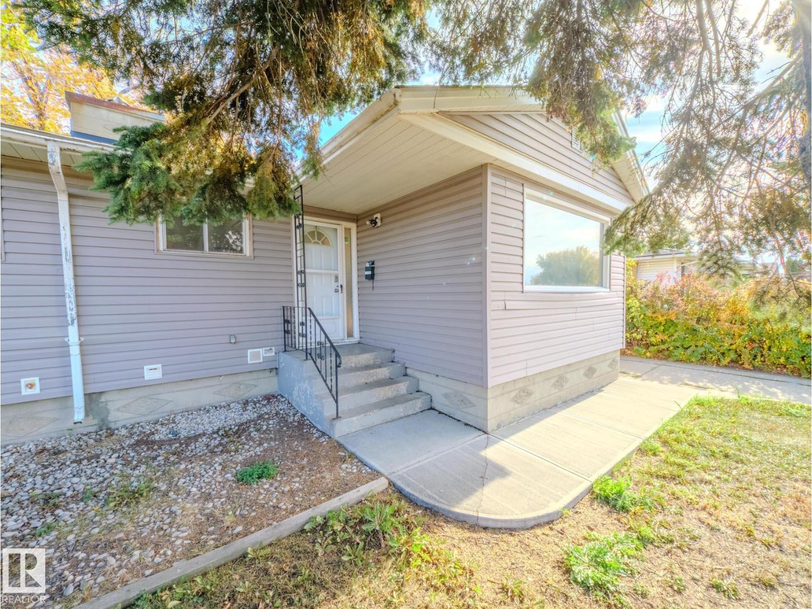 8111 159 St Nw, Edmonton, Alberta  T5R 2E5 - Photo 2 - E4462136