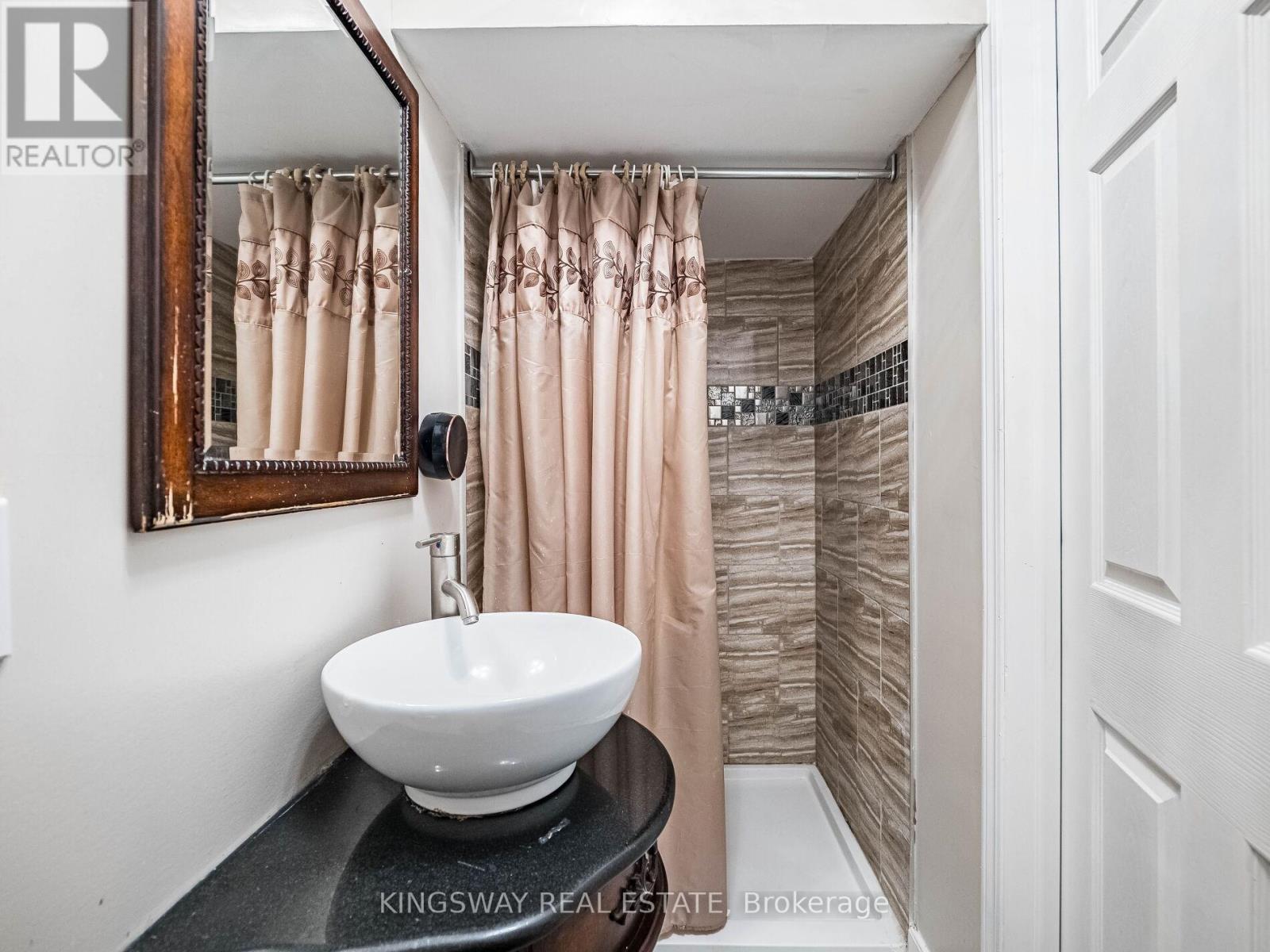 3221 Redpath Circle, Mississauga, Ontario  L5N 8R3 - Photo 44 - W12463045