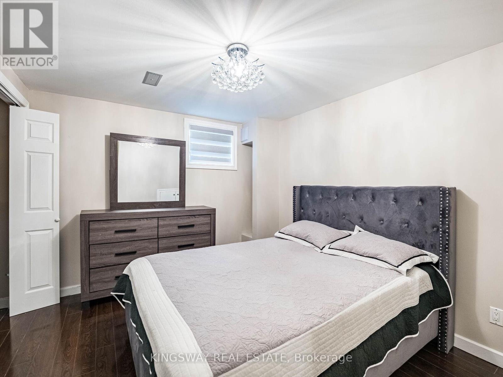 3221 Redpath Circle, Mississauga, Ontario  L5N 8R3 - Photo 46 - W12463045