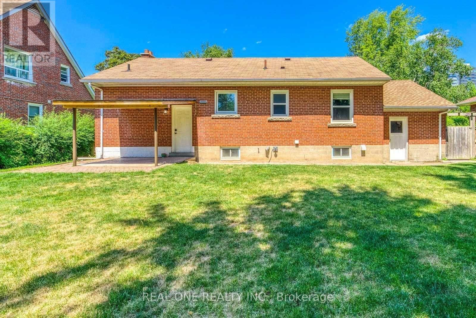 Lower - 2048 Edinburgh Drive, Burlington, Ontario  L7R 2C9 - Photo 1 - W12463069