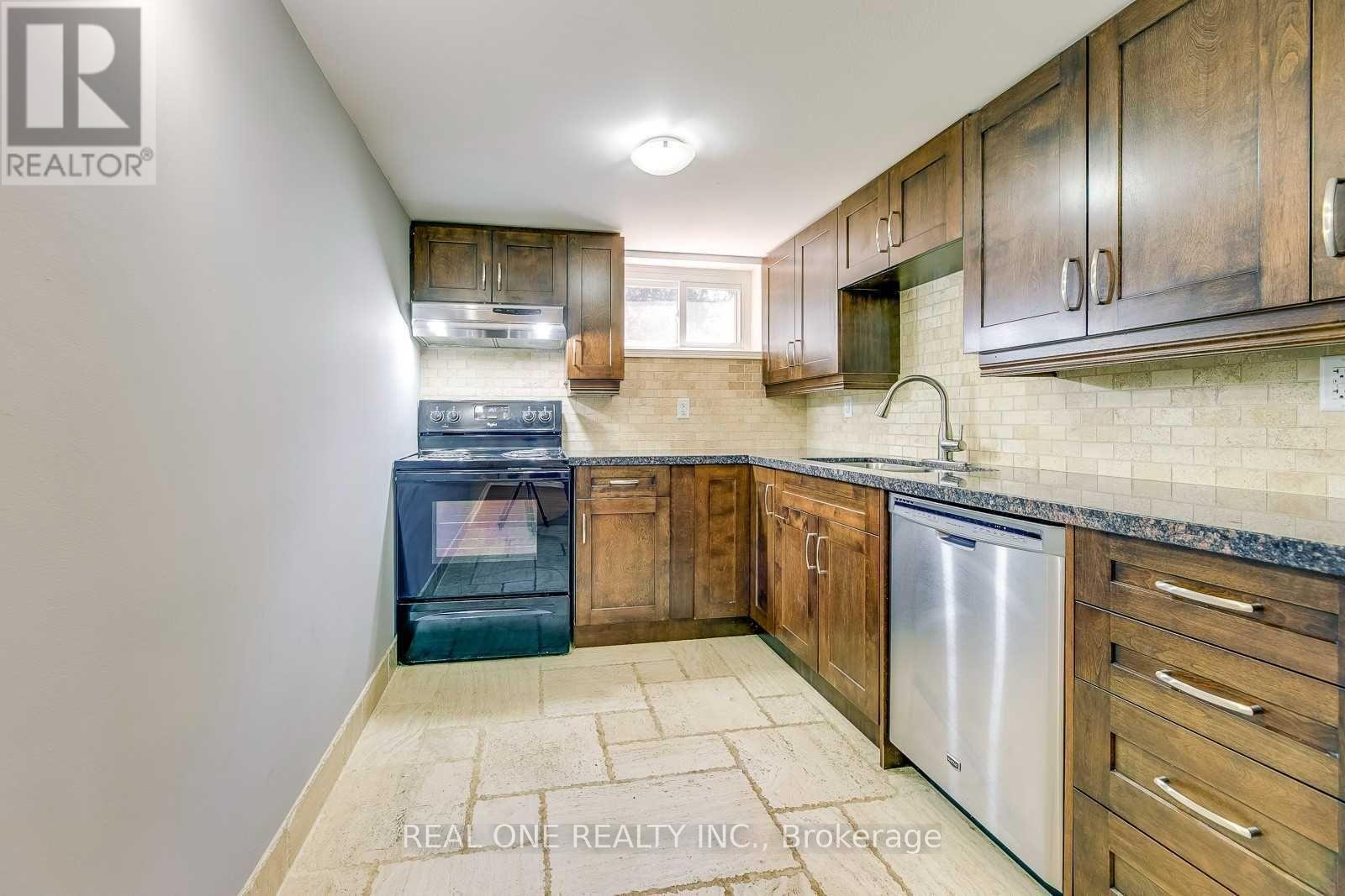 Lower - 2048 Edinburgh Drive, Burlington, Ontario  L7R 2C9 - Photo 10 - W12463069