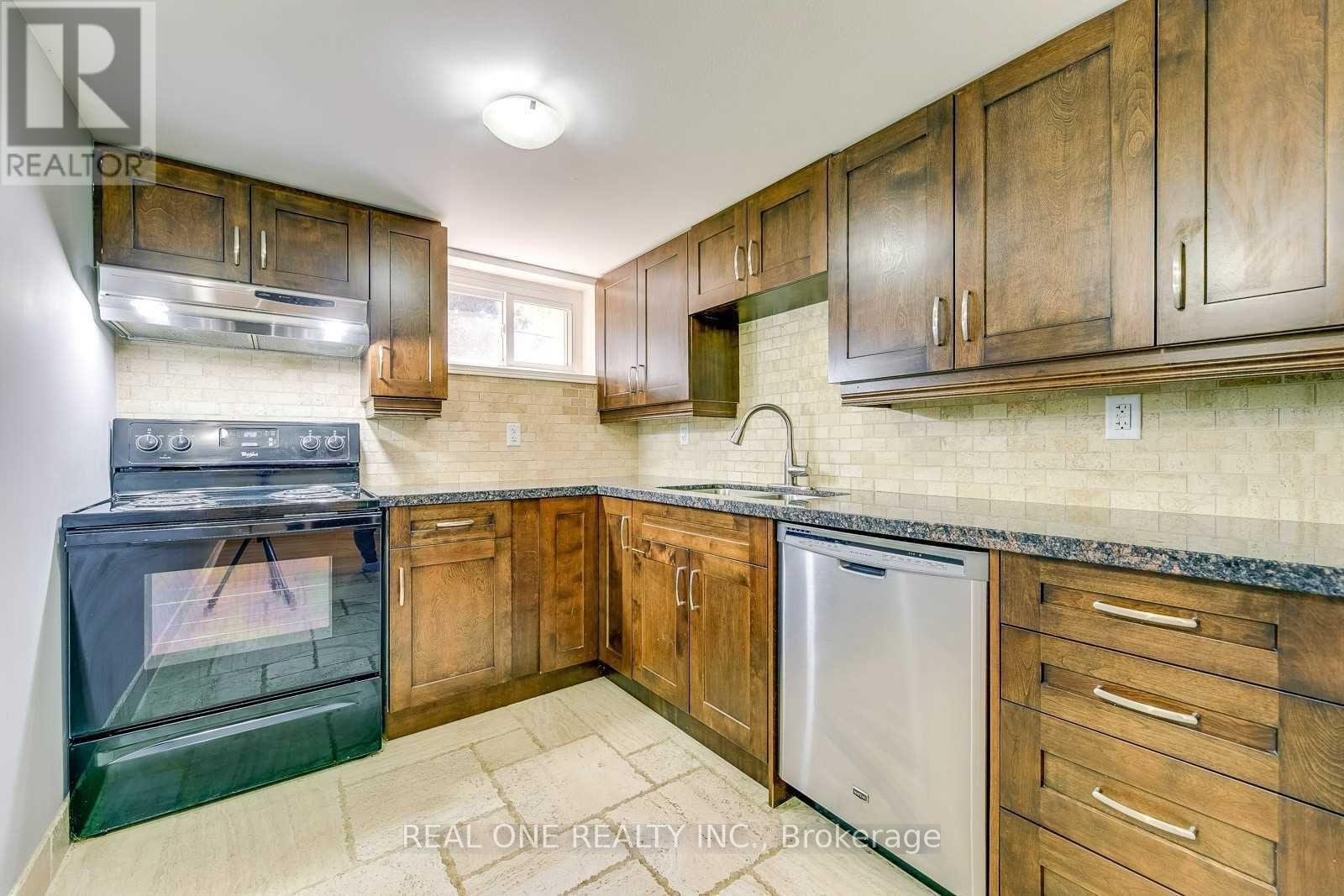 Lower - 2048 Edinburgh Drive, Burlington, Ontario  L7R 2C9 - Photo 11 - W12463069