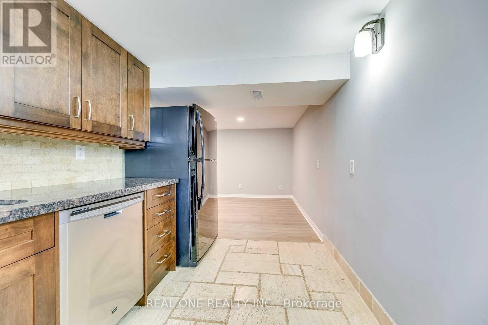 Lower - 2048 Edinburgh Drive, Burlington, Ontario  L7R 2C9 - Photo 12 - W12463069