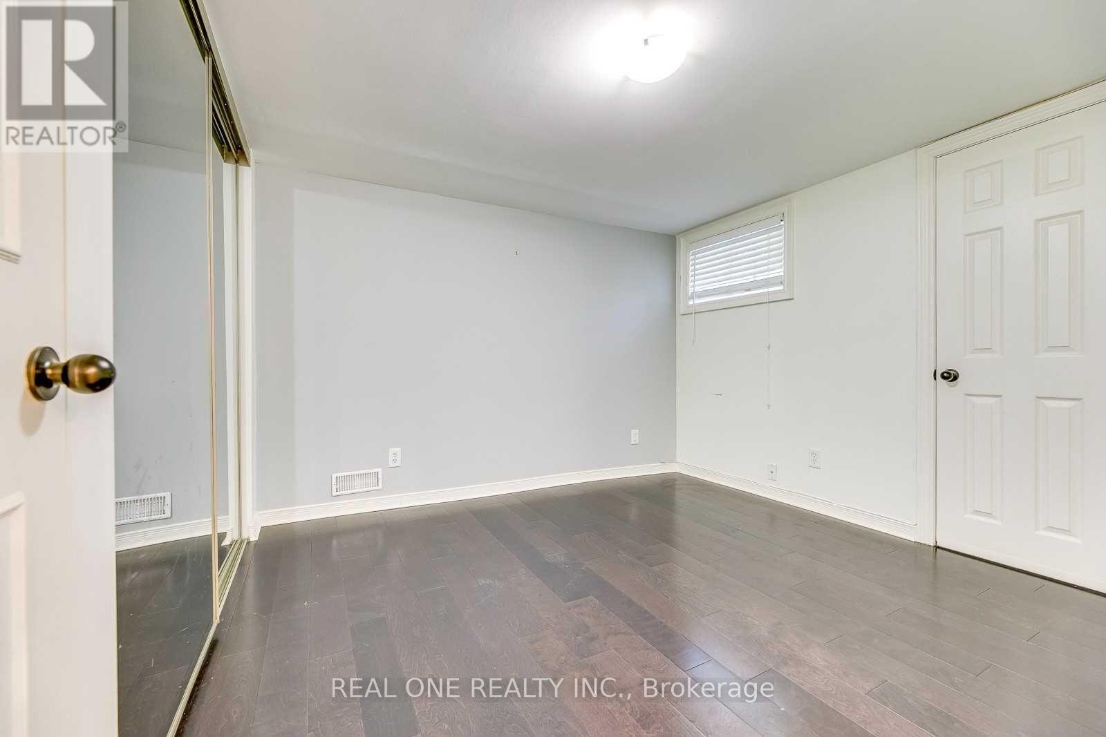 Lower - 2048 Edinburgh Drive, Burlington, Ontario  L7R 2C9 - Photo 13 - W12463069