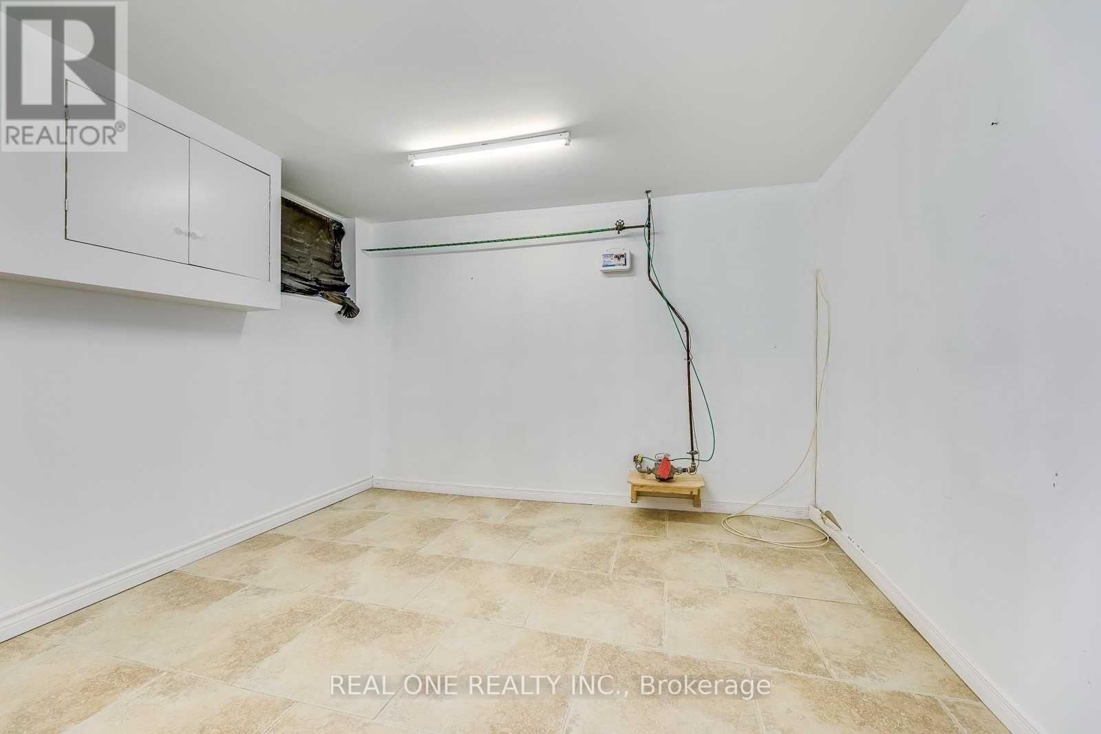 Lower - 2048 Edinburgh Drive, Burlington, Ontario  L7R 2C9 - Photo 14 - W12463069