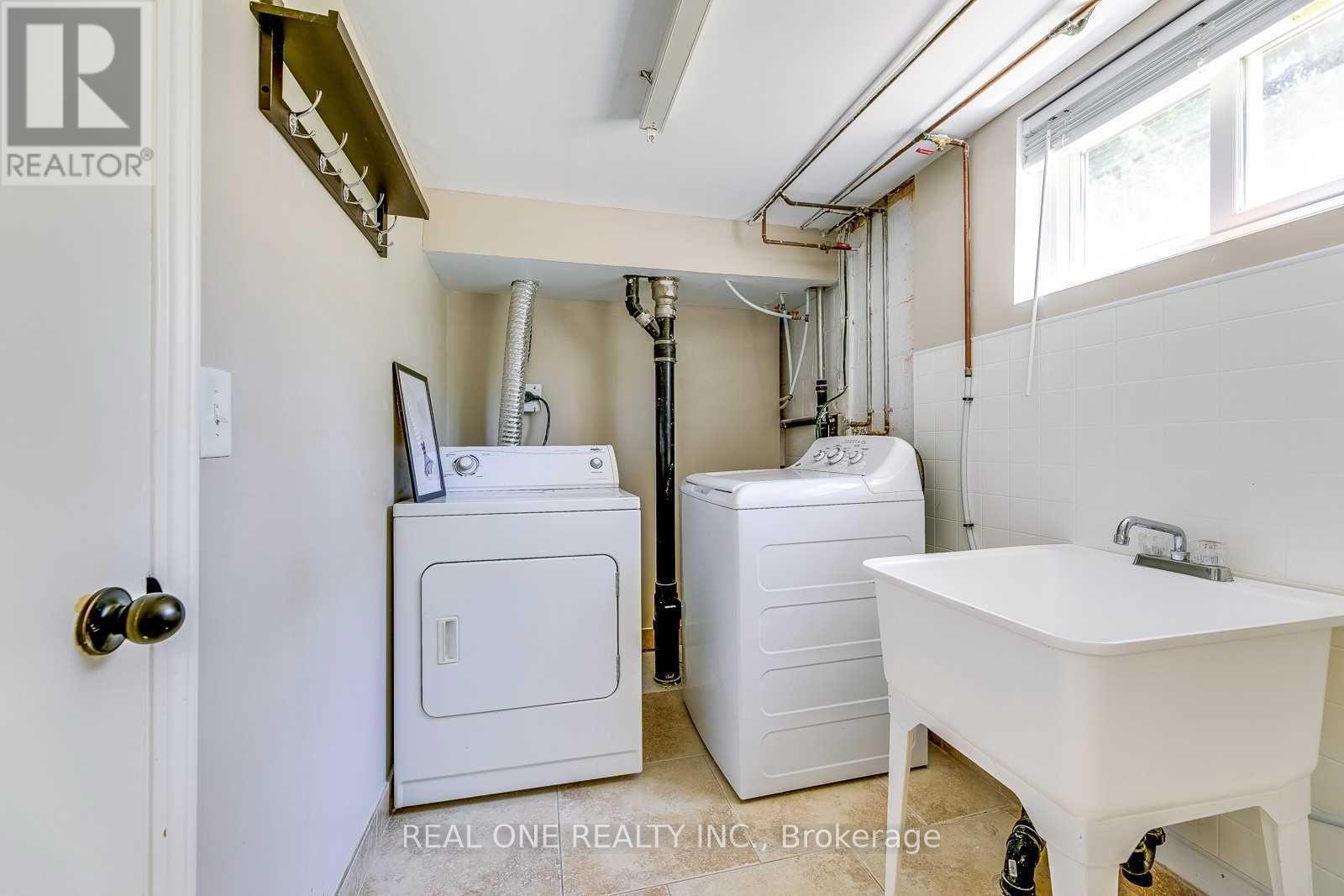 Lower - 2048 Edinburgh Drive, Burlington, Ontario  L7R 2C9 - Photo 16 - W12463069