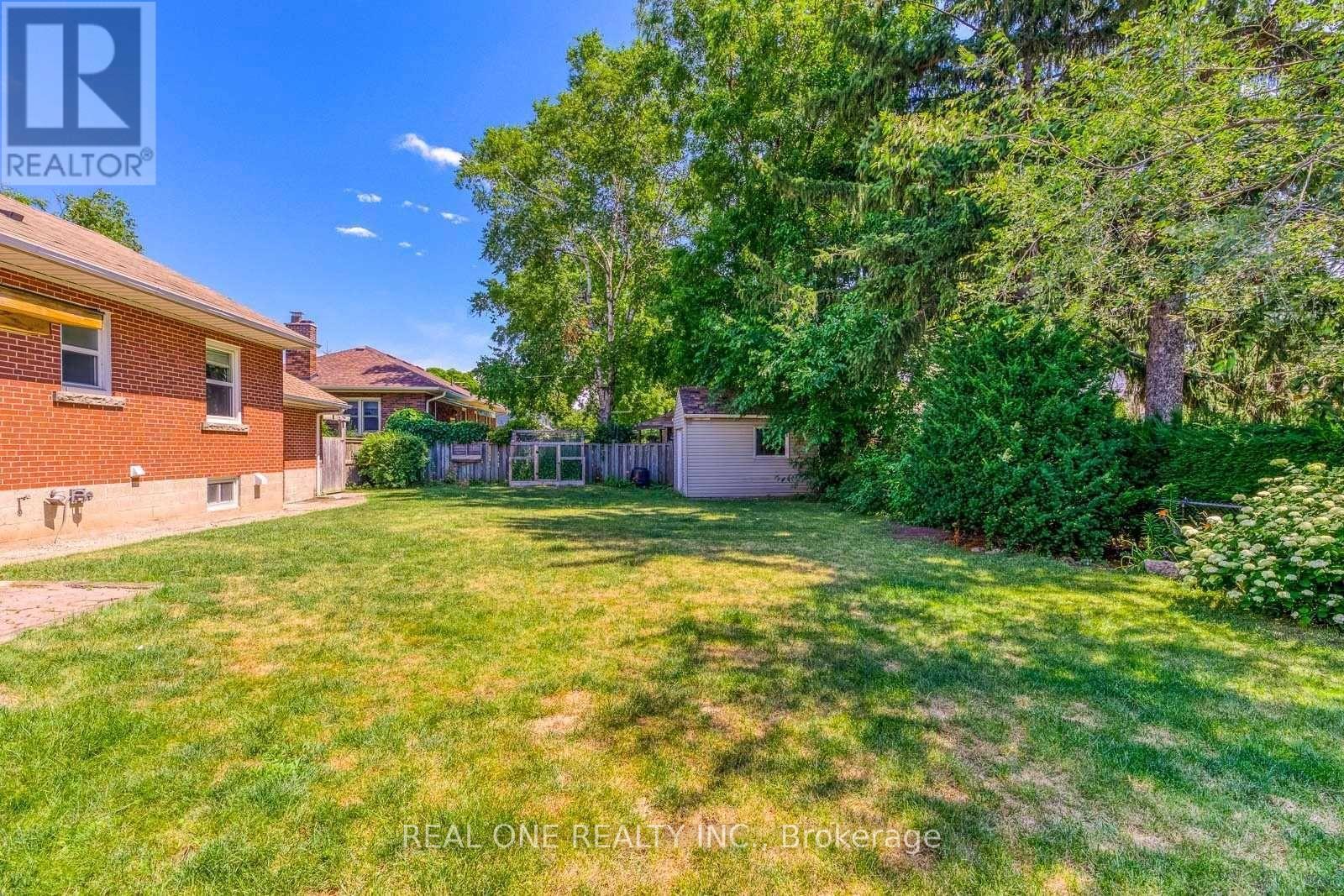 Lower - 2048 Edinburgh Drive, Burlington, Ontario  L7R 2C9 - Photo 19 - W12463069