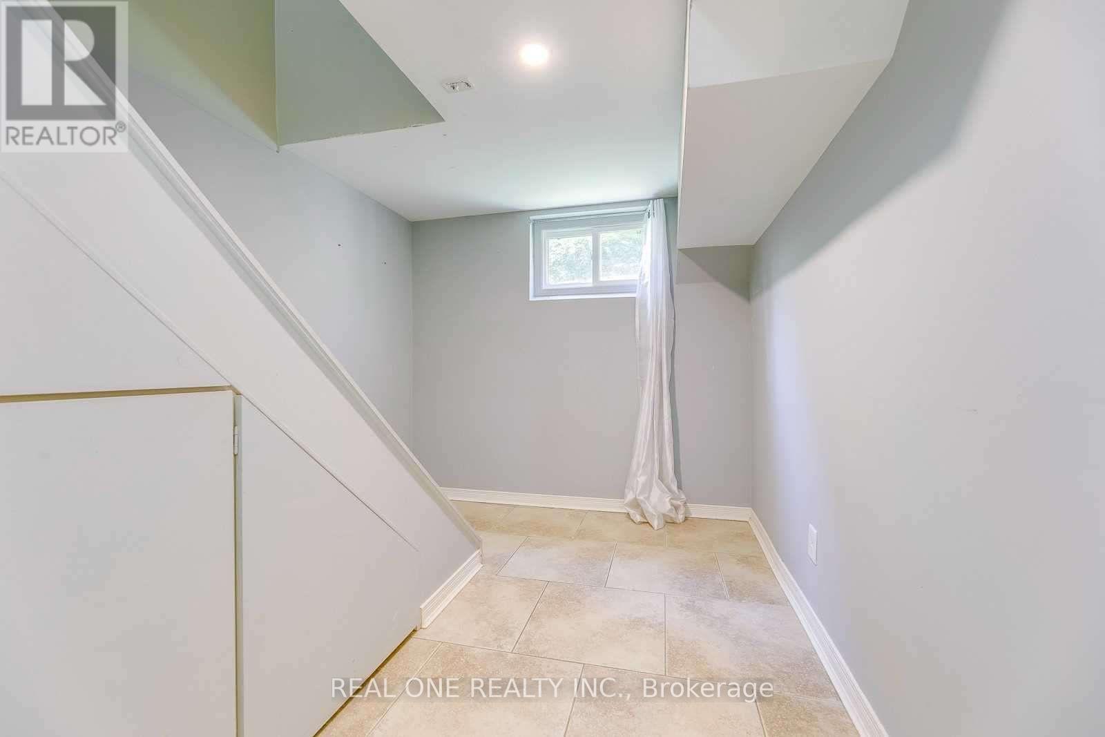 Lower - 2048 Edinburgh Drive, Burlington, Ontario  L7R 2C9 - Photo 4 - W12463069
