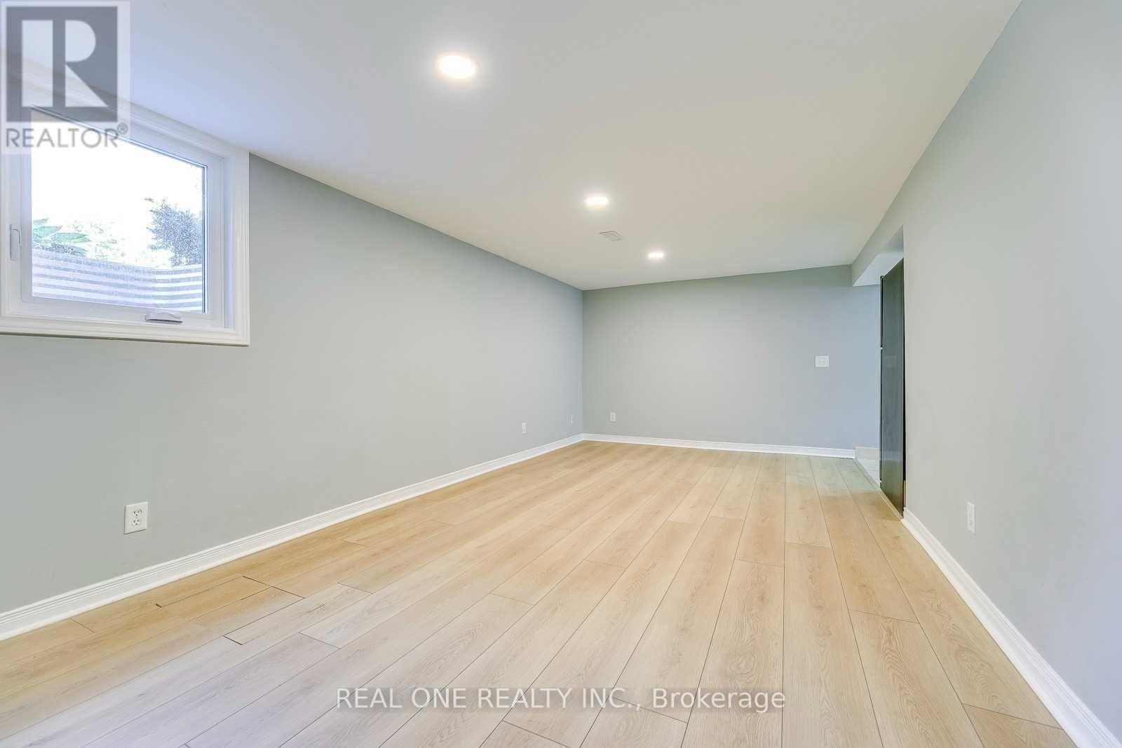 Lower - 2048 Edinburgh Drive, Burlington, Ontario  L7R 2C9 - Photo 6 - W12463069