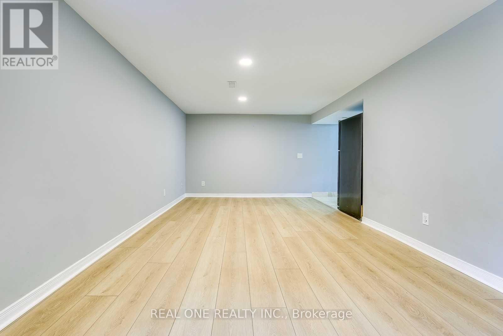 Lower - 2048 Edinburgh Drive, Burlington, Ontario  L7R 2C9 - Photo 7 - W12463069