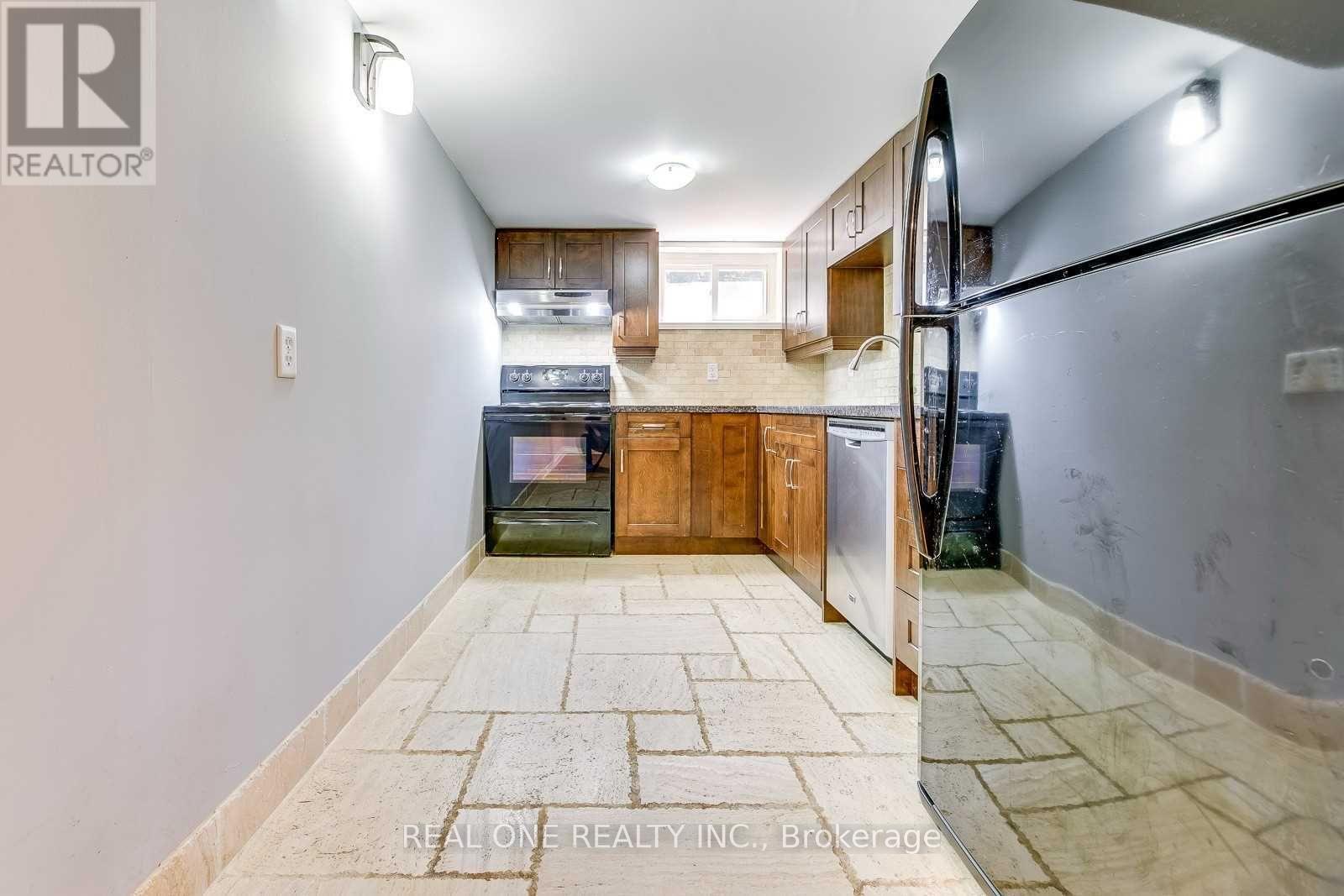 Lower - 2048 Edinburgh Drive, Burlington, Ontario  L7R 2C9 - Photo 9 - W12463069
