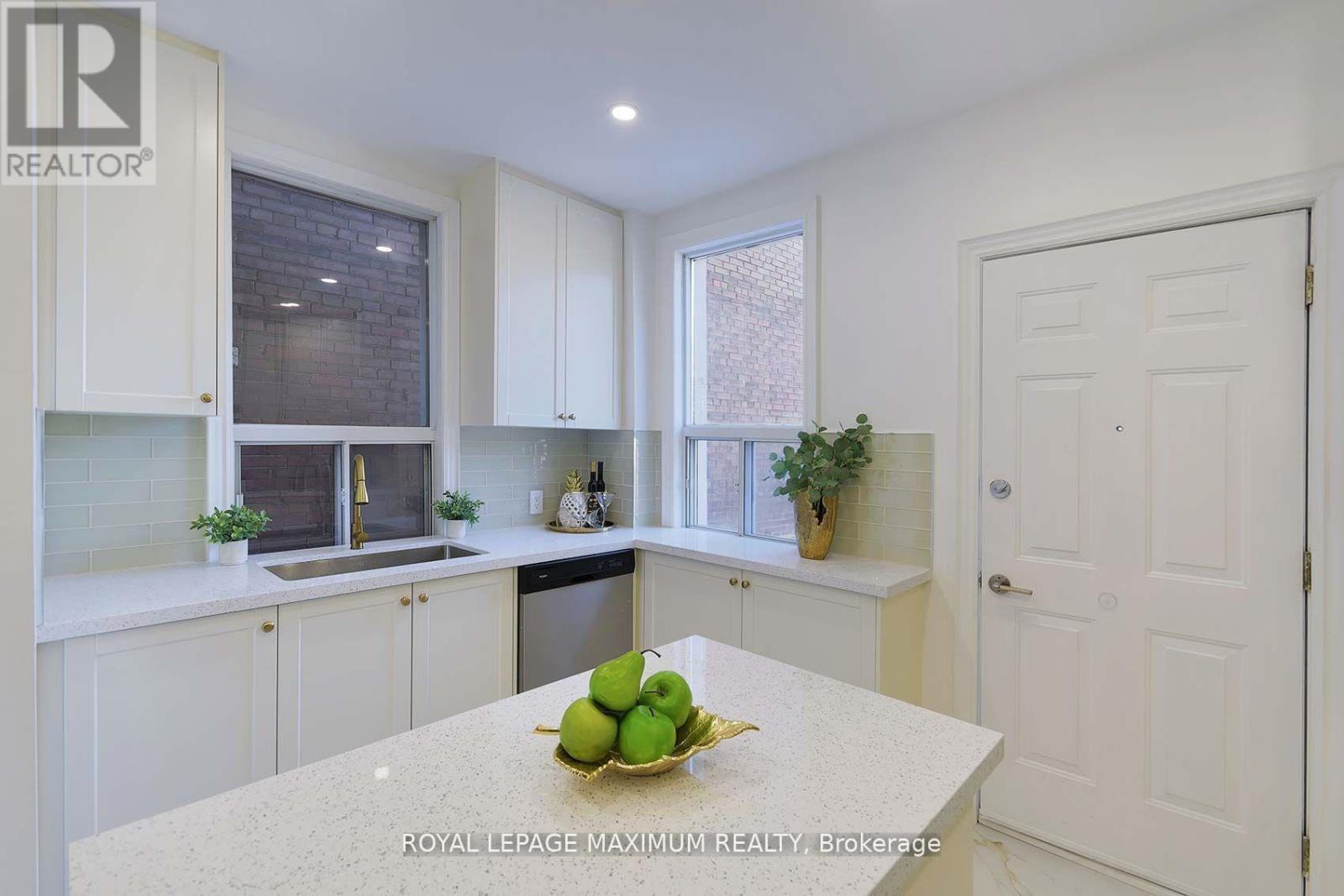 132 Wallace Avenue, Toronto, Ontario  M6H 1T5 - Photo 10 - W12463072