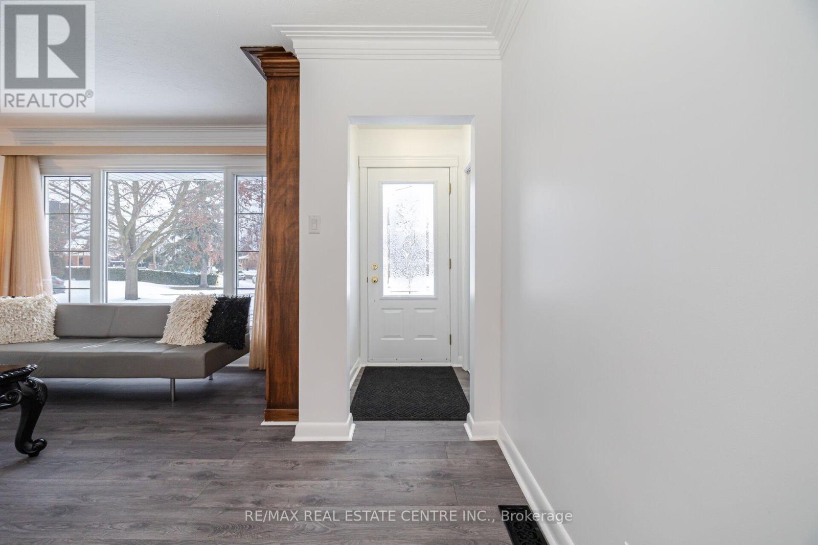 292 Kingsleigh Court, Milton, Ontario  L9T 1X7 - Photo 4 - W12463111