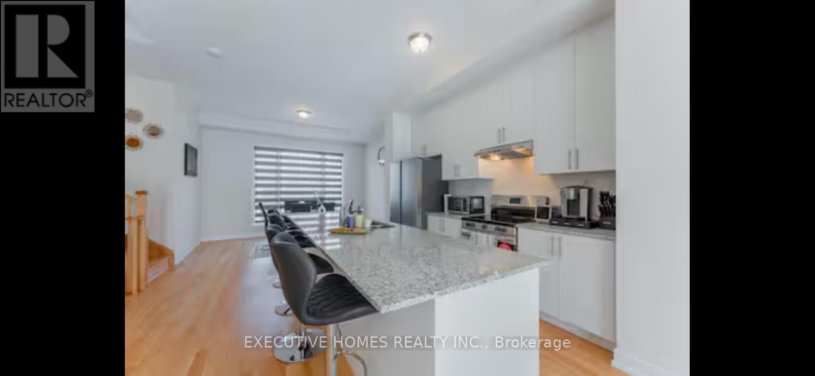 3092 Meadowridge Drive, Oakville, Ontario  L6H 7Z1 - Photo 4 - W12463125