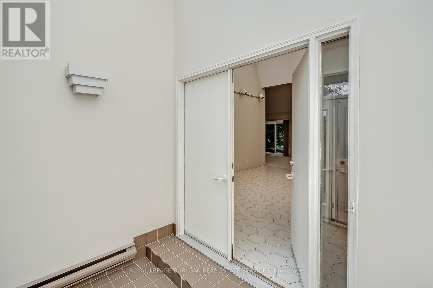 4189 Inglewood Drive, Burlington, Ontario  L7L 1E3 - Photo 3 - W12463132