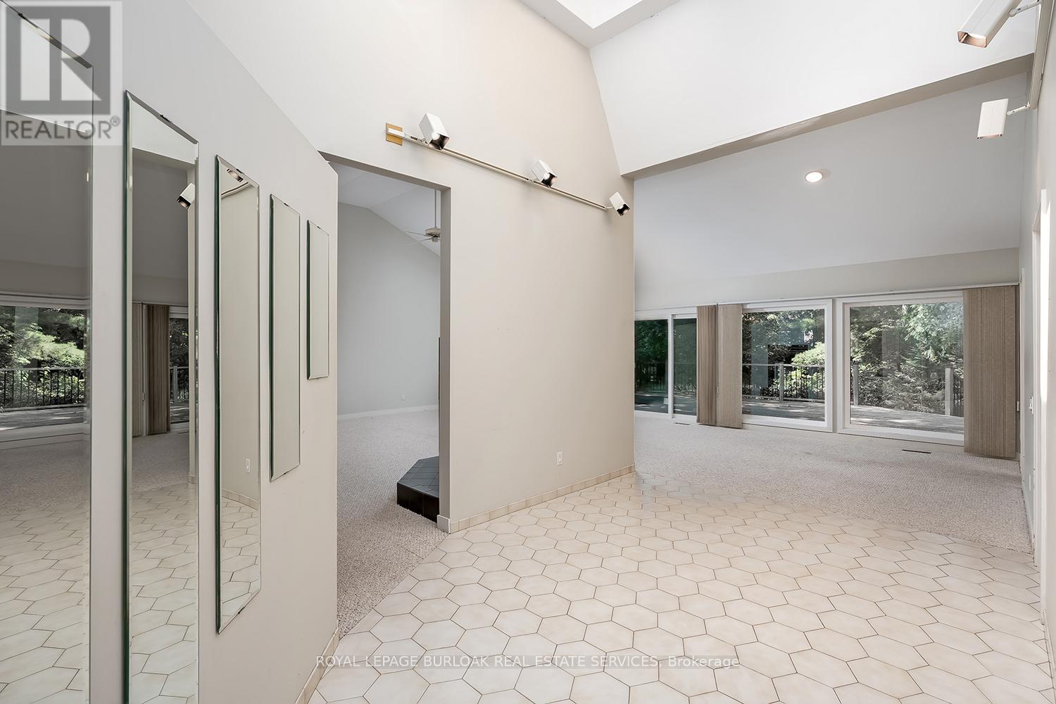 4189 Inglewood Drive, Burlington, Ontario  L7L 1E3 - Photo 5 - W12463132