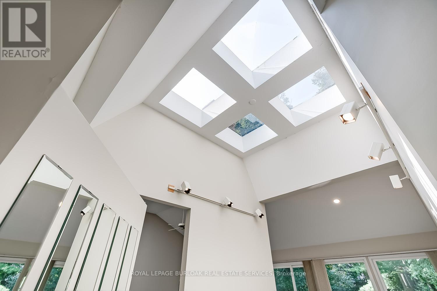 4189 Inglewood Drive, Burlington, Ontario  L7L 1E3 - Photo 6 - W12463132