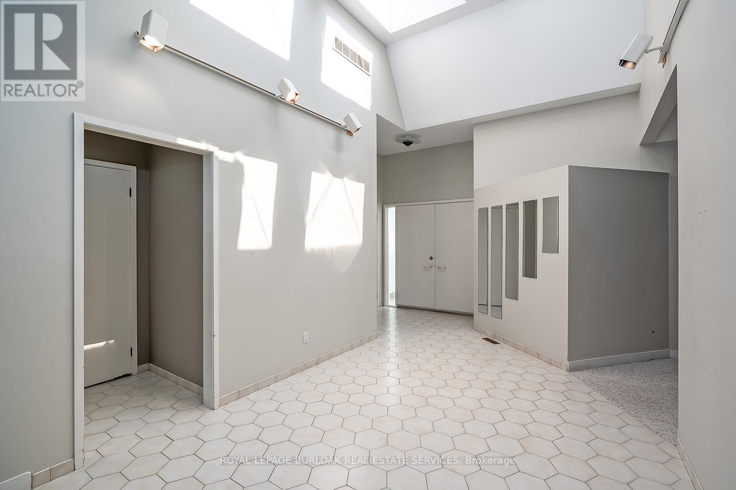 4189 Inglewood Drive, Burlington, Ontario  L7L 1E3 - Photo 7 - W12463132
