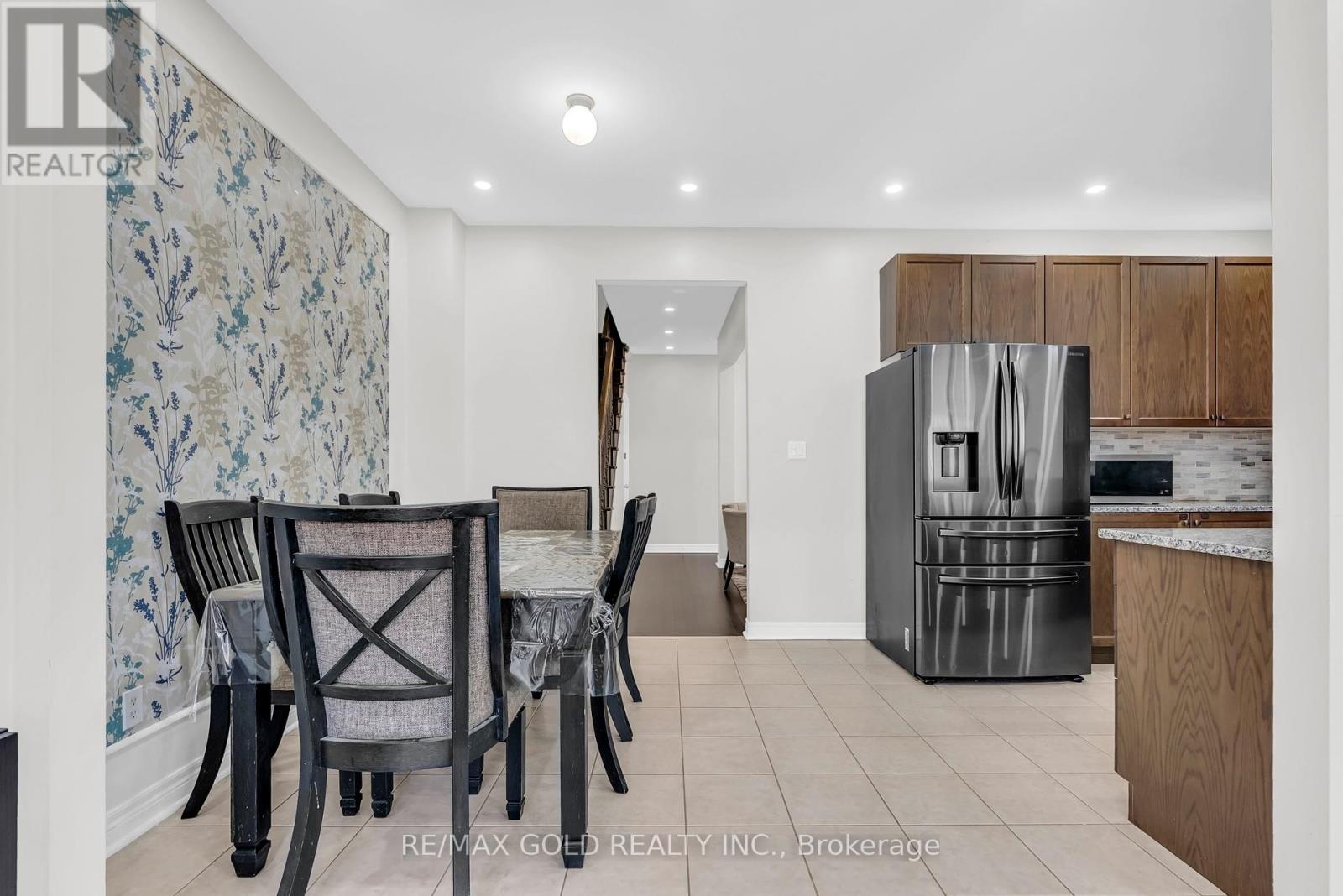 564 Bessborough Drive, Milton, Ontario  L9T 7V2 - Photo 8 - W12463136