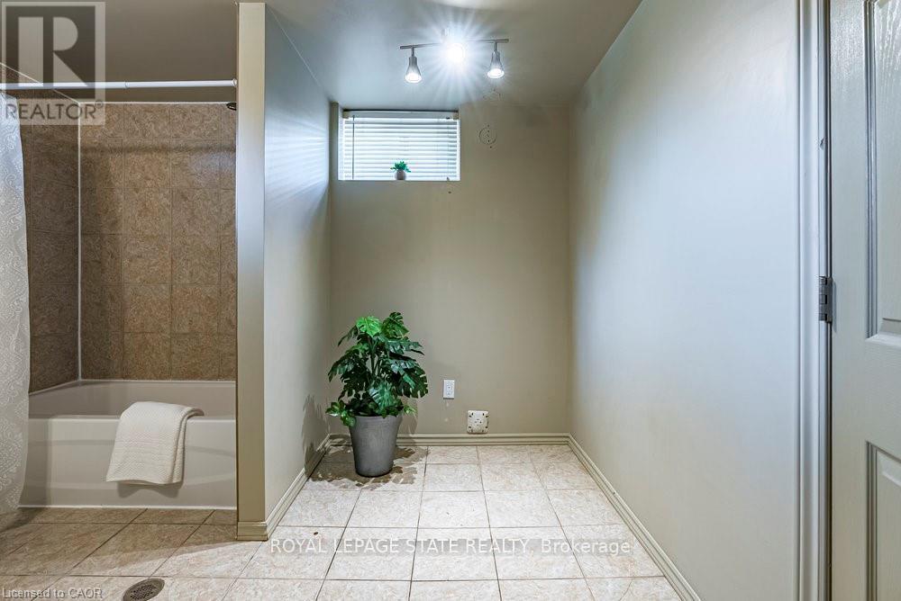 105 Mcelroy Road E, Hamilton, Ontario  L9A 1Z1 - Photo 39 - X12463112