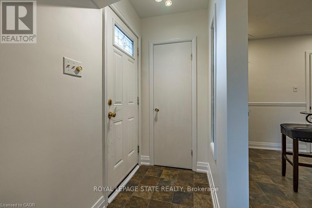 105 Mcelroy Road E, Hamilton, Ontario  L9A 1Z1 - Photo 4 - X12463112