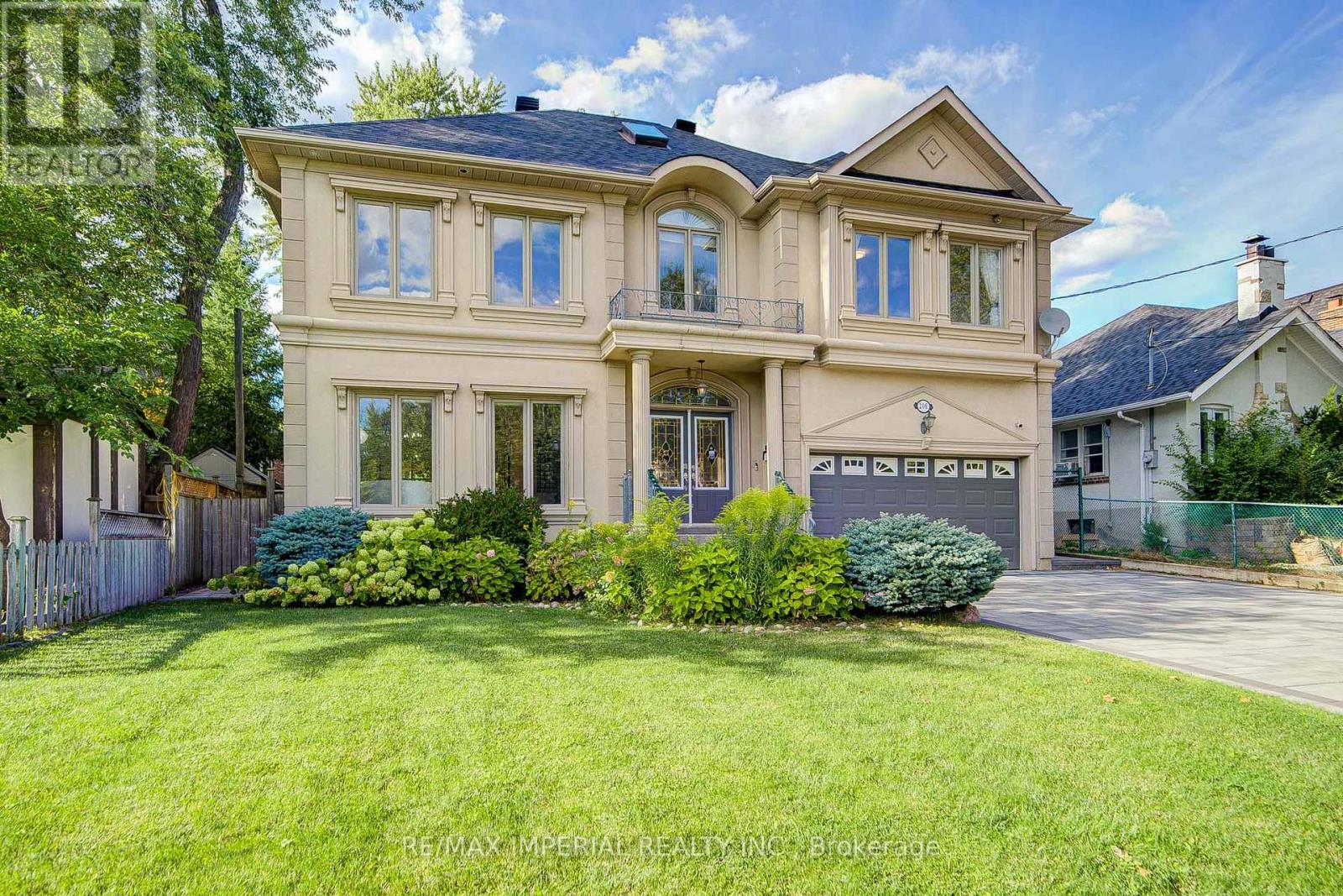 206 HOLLYWOOD AVENUE, Toronto, Ontario