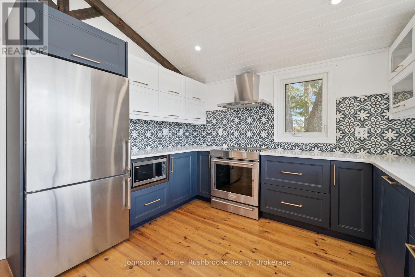 1042 El-Kee Point Lane, Muskoka Lakes, Ontario  P0B 1J0 - Photo 11 - X12463395