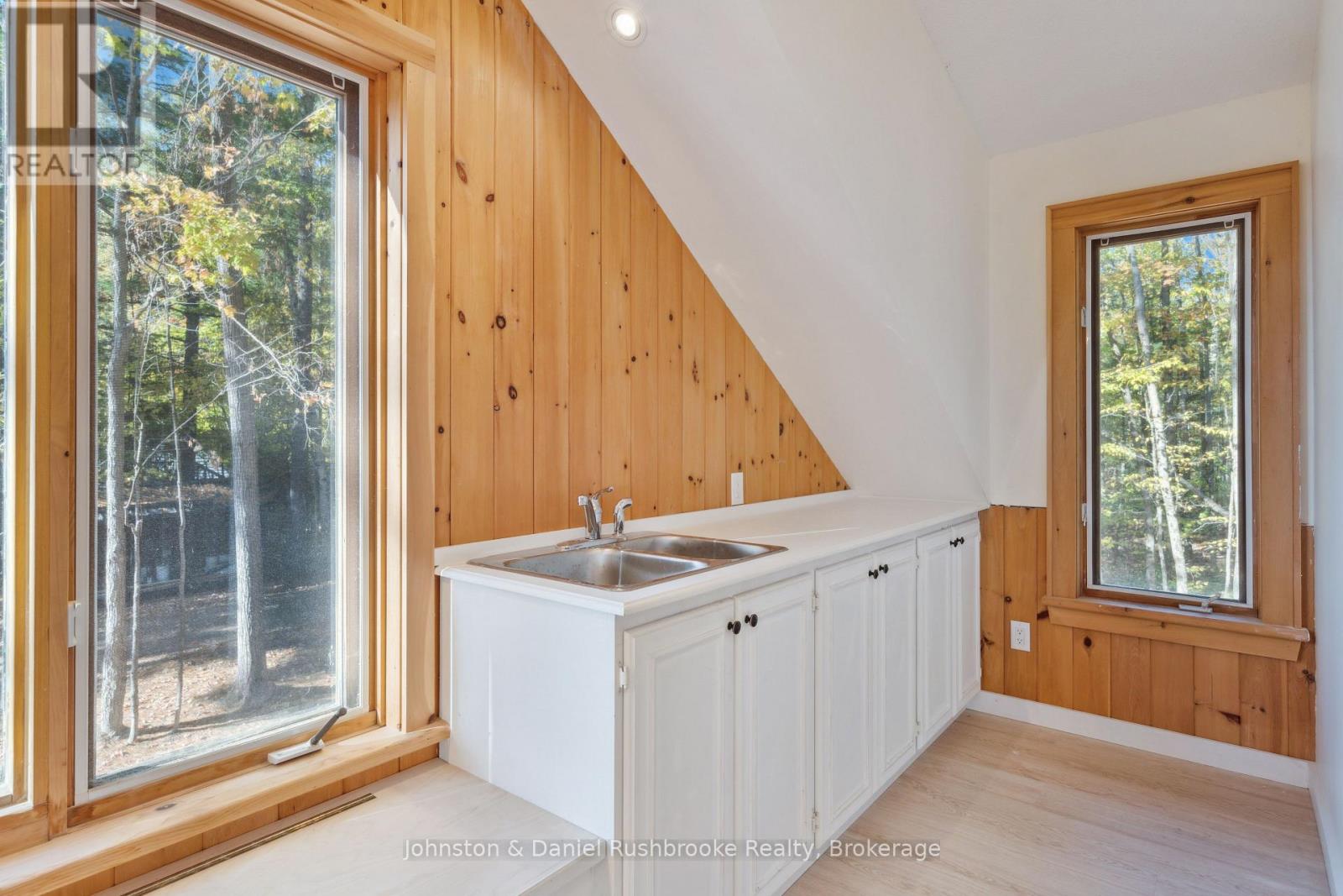 1042 El-Kee Point Lane, Muskoka Lakes, Ontario  P0B 1J0 - Photo 22 - X12463395
