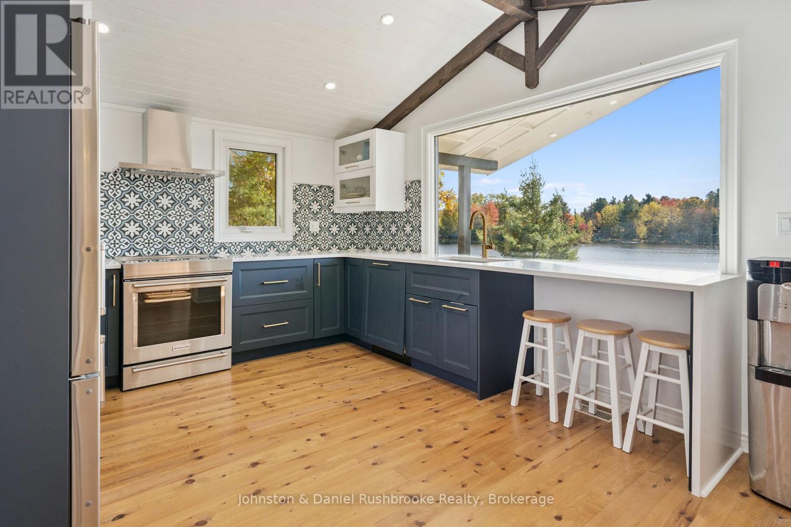 1042 El-Kee Point Lane, Muskoka Lakes, Ontario  P0B 1J0 - Photo 9 - X12463395