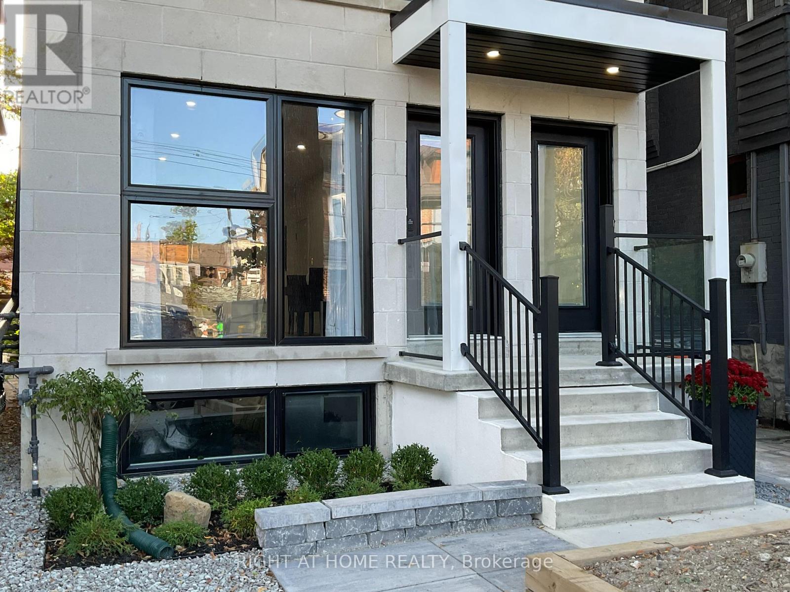 674 MANNING AVENUE W, Toronto, Ontario