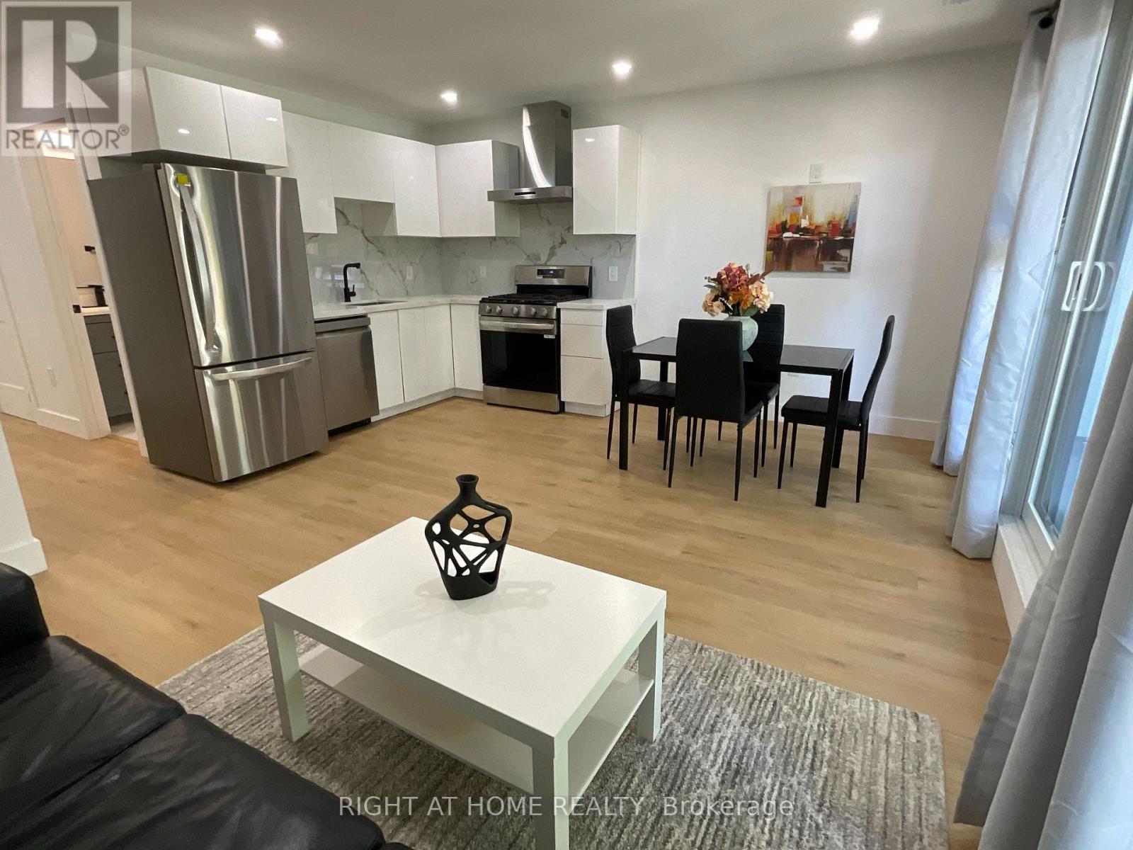 674 Manning Avenue W, Toronto, Ontario  M6G 2W4 - Photo 10 - C12463307