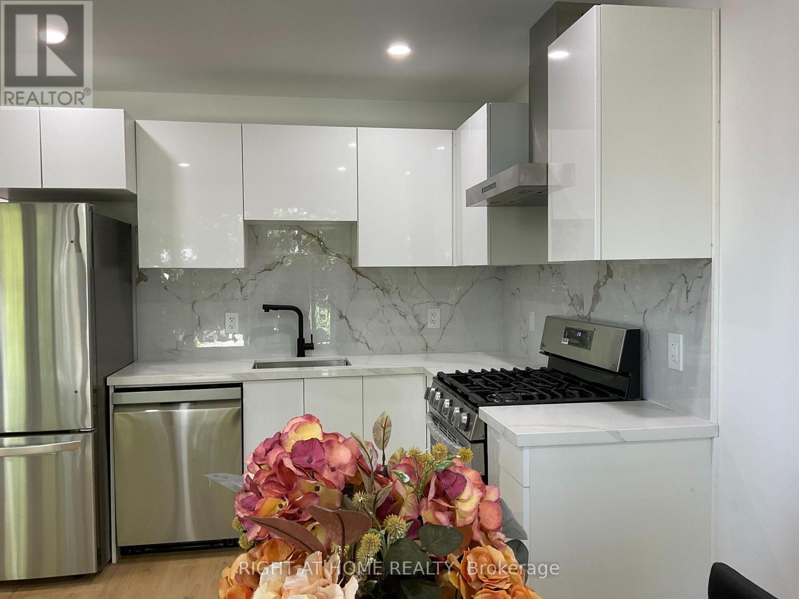 674 Manning Avenue W, Toronto, Ontario  M6G 2W4 - Photo 16 - C12463307
