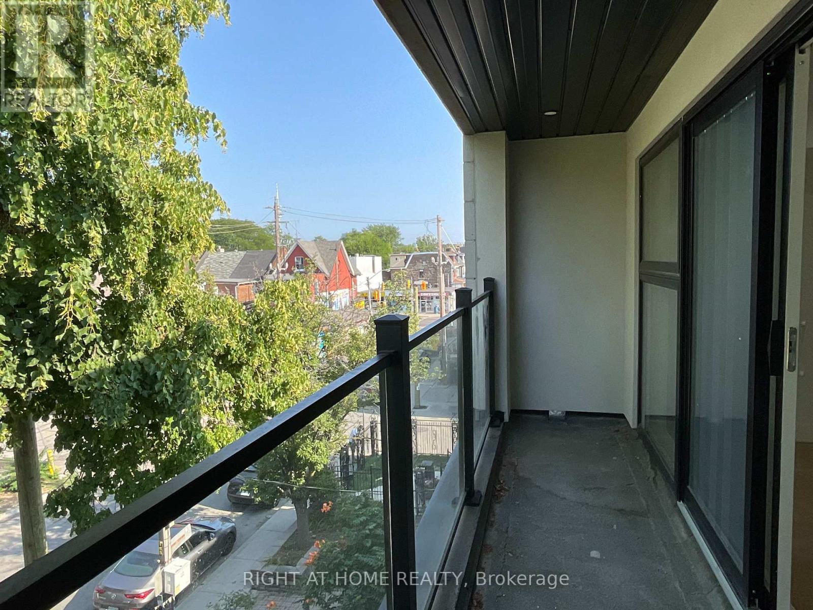 674 Manning Avenue W, Toronto, Ontario  M6G 2W4 - Photo 3 - C12463307