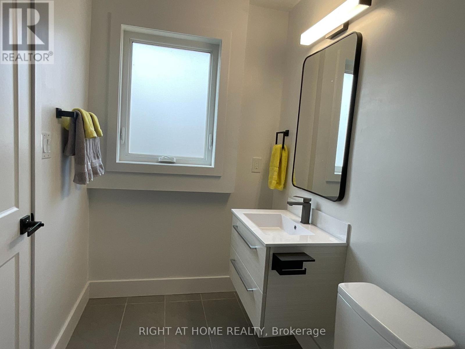 674 Manning Avenue W, Toronto, Ontario  M6G 2W4 - Photo 33 - C12463307
