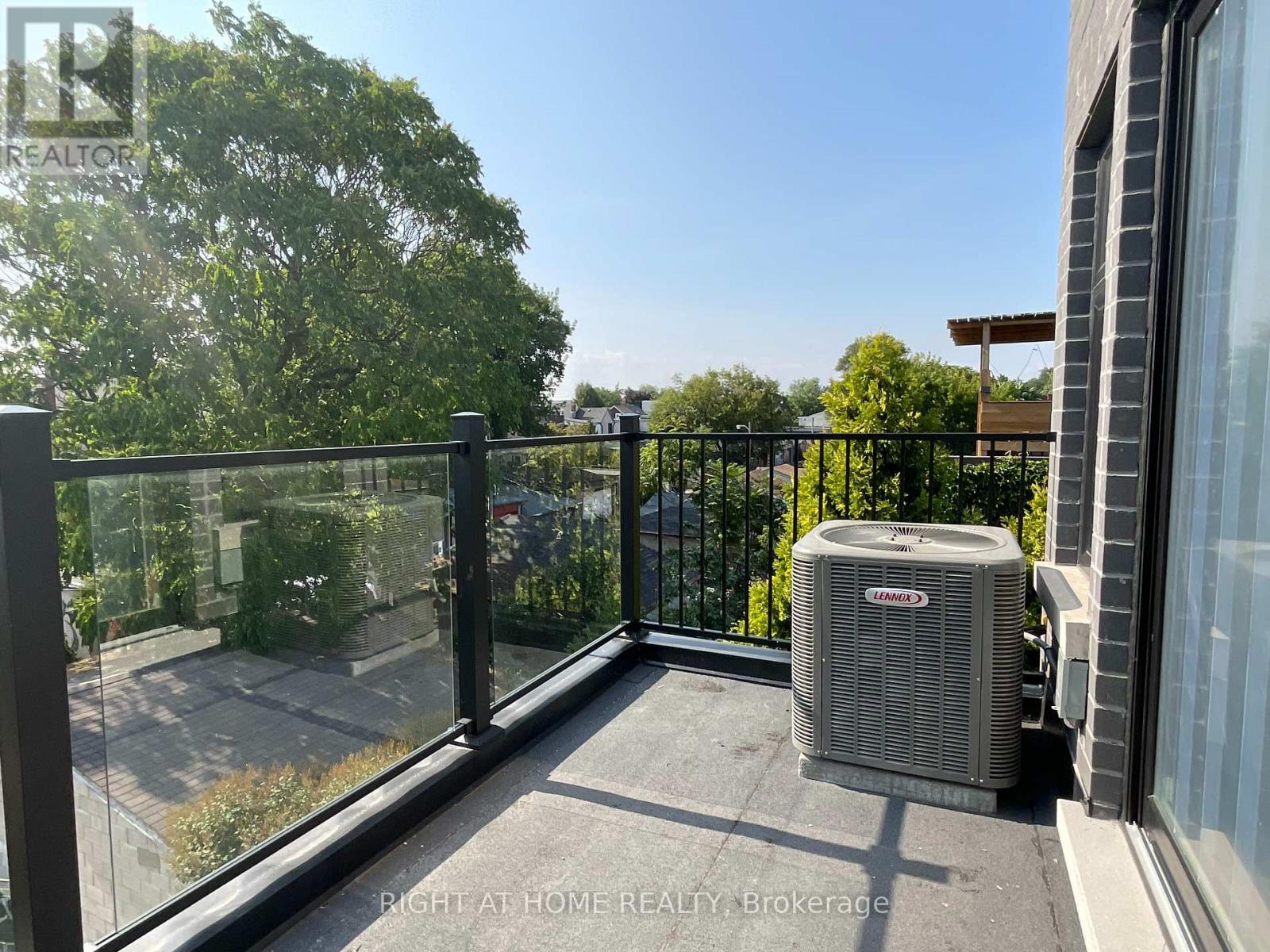 674 Manning Avenue W, Toronto, Ontario  M6G 2W4 - Photo 4 - C12463307