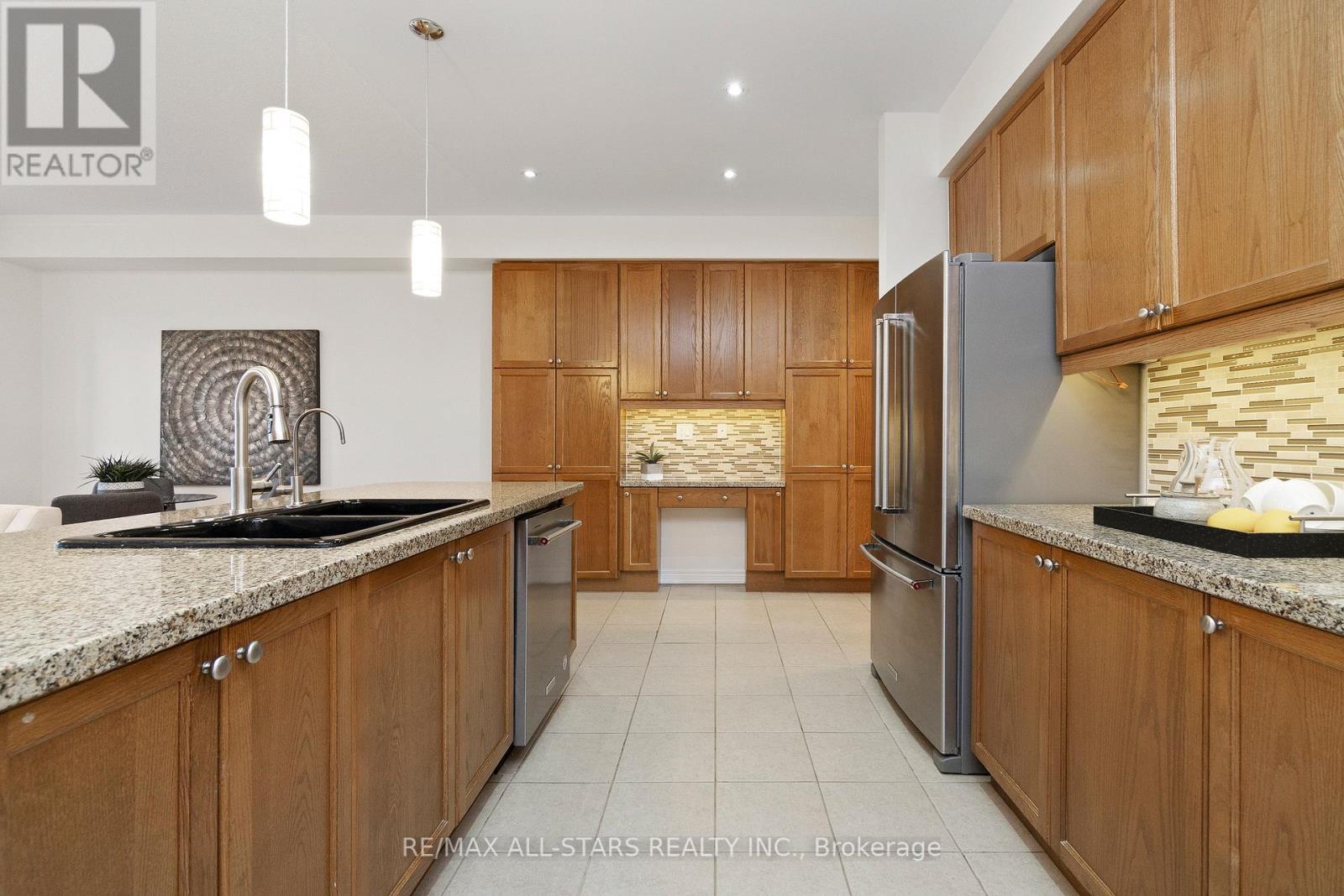 40 Betty Roman Boulevard, Markham, Ontario  L6C 0A5 - Photo 14 - N12463149