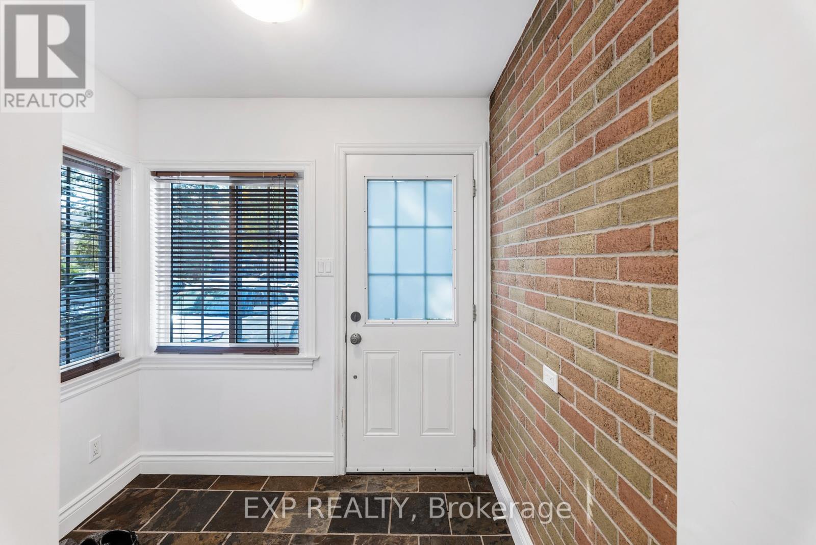 681 Elgin Street, Newmarket, Ontario  L3Y 3B5 - Photo 4 - N12463169